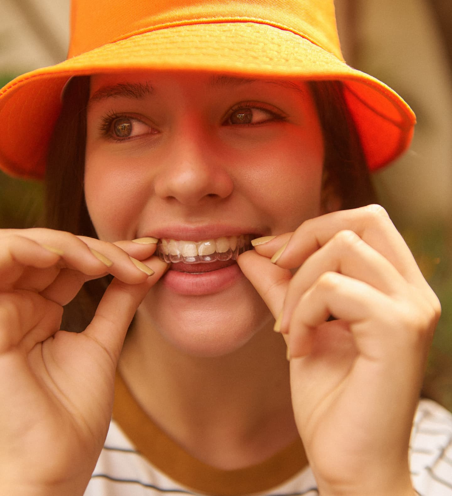 Mulher com o aparelho invisível SouSmile