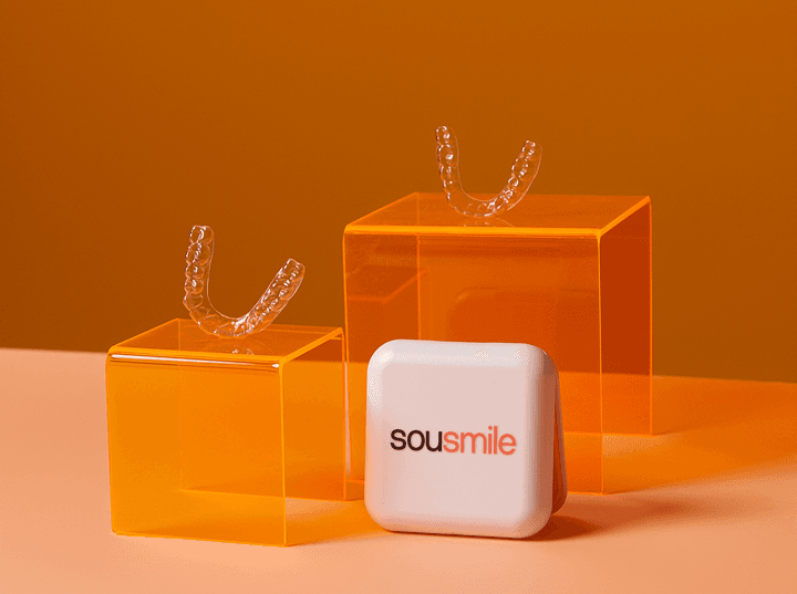 Mulher sorrindo com aparelho invisível Sousmile