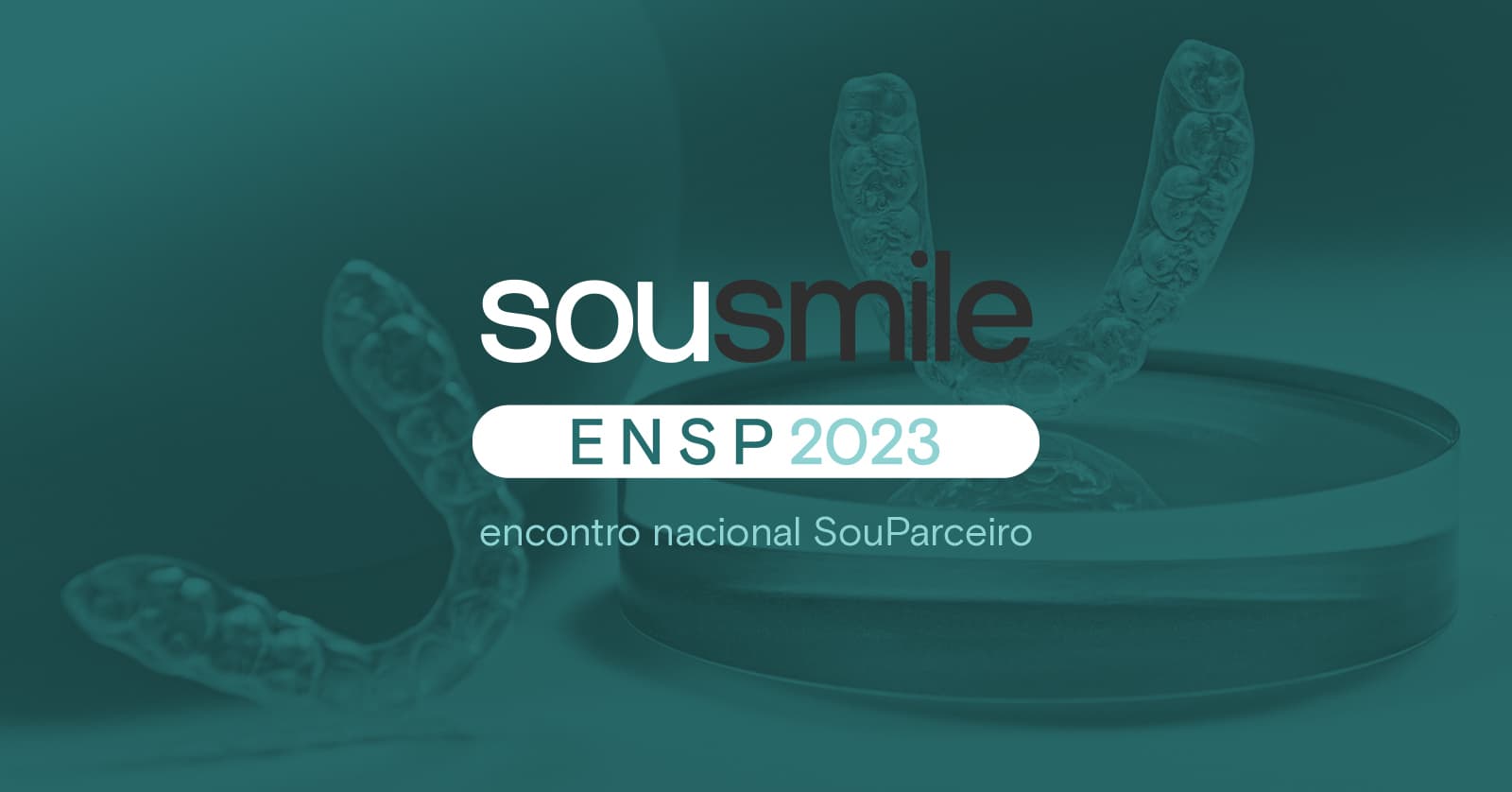 Um homem e uma mulher sorrindo usando o aparelho invisível SouSmile