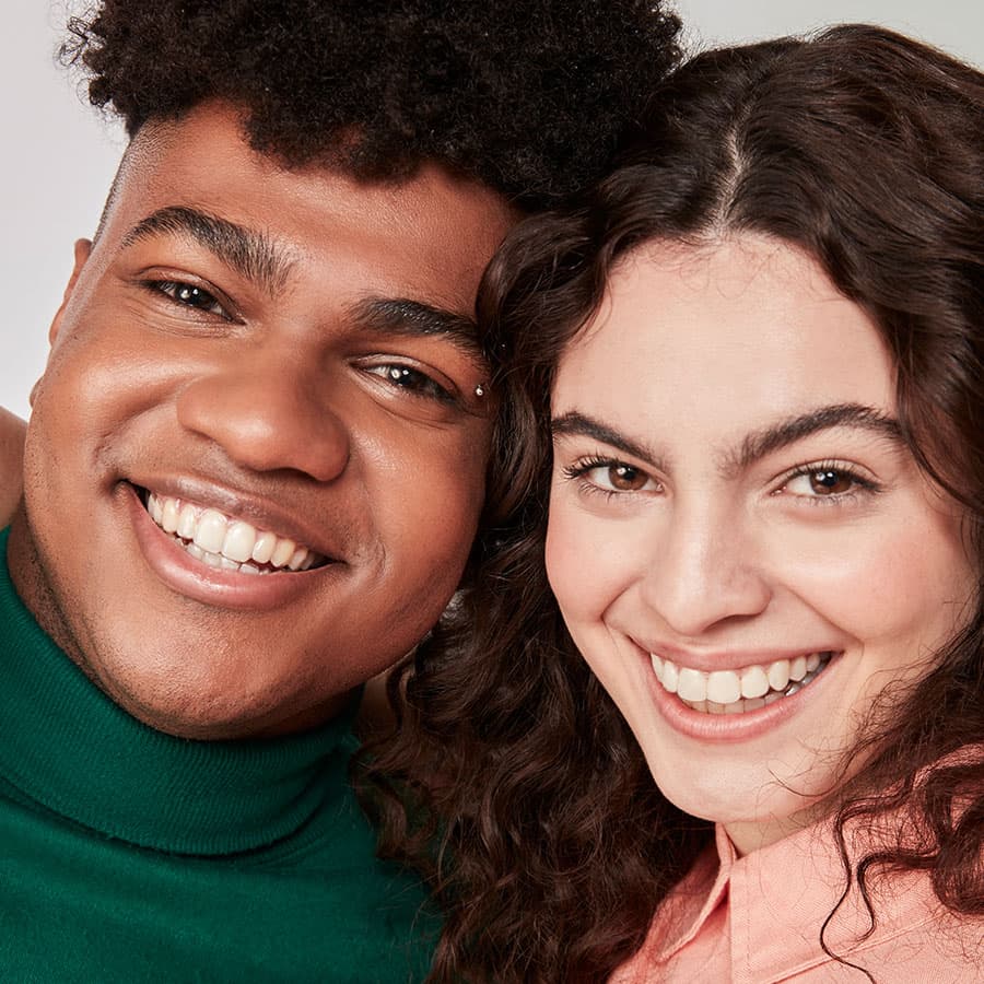 jovens sorrindo com aparelho invisivel após realizar planejamento digital