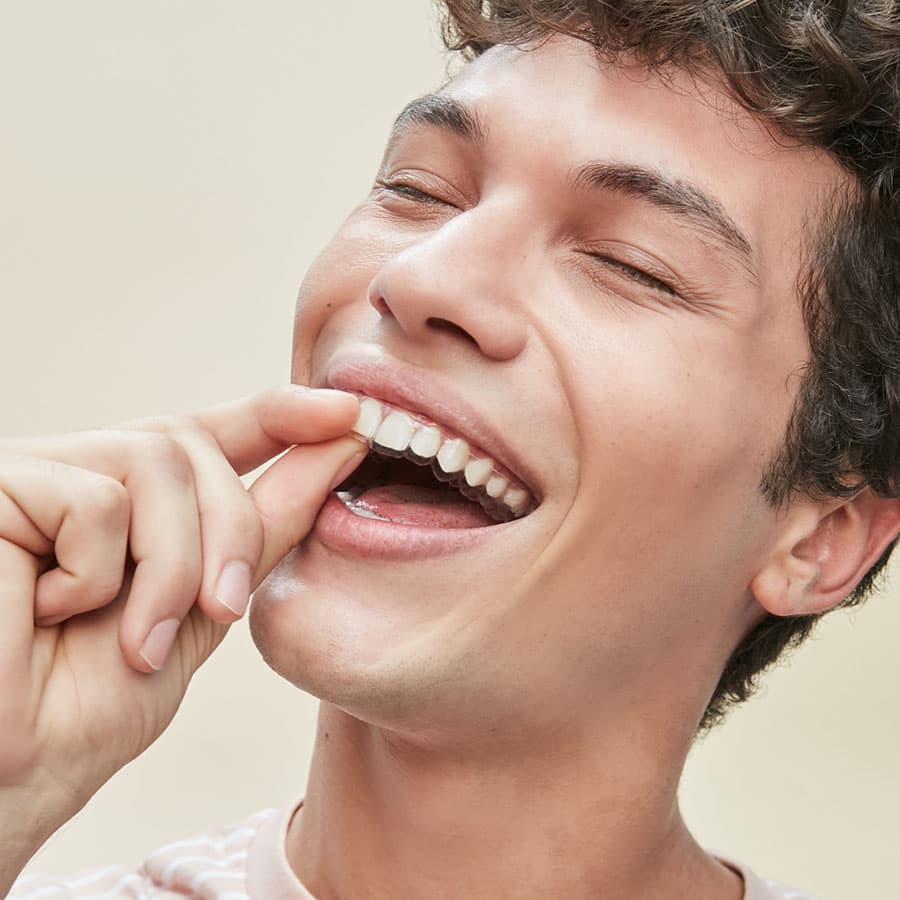 mulher sorrindo com aparelho transparente