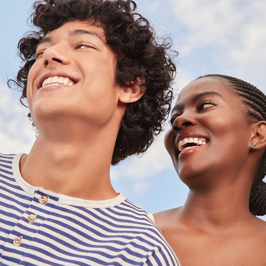 Homem e mulher sorrindo com o aparelho transparente