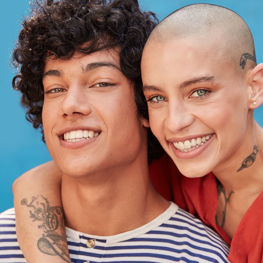 homem e mulher sorrindo com aparelho invisivel