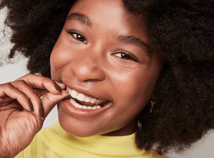 mulher sorrindo com o aparelho invisível nos dentes