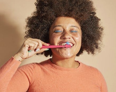 mulher-ensinando-como-escovar-os-dentes