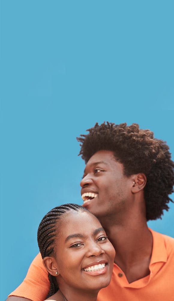 Homem e mulher sorrindo com o aparelho transparente SouSmile