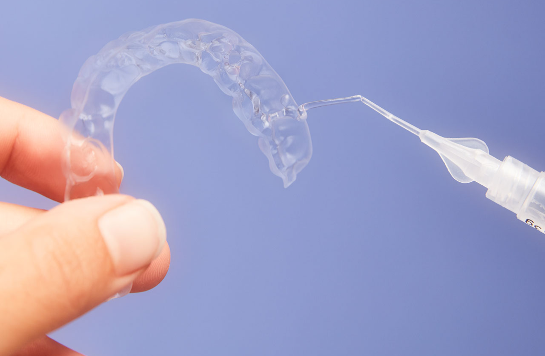 aplicação de gel de clareamento dental