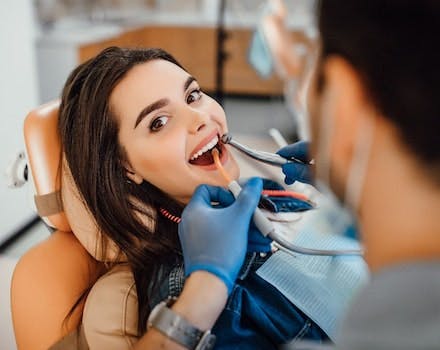 dentista-analisando-nome-dos-dentes-da-paciente