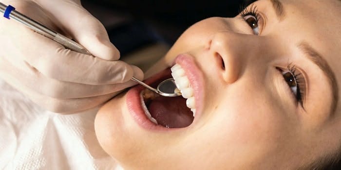 dentista-colocando-faceta-de-resina-no-paciente