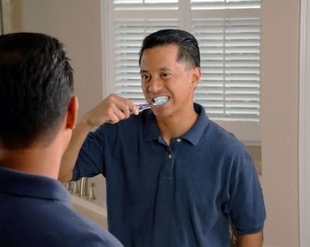 escovar-dentes-com-bicarbonato-clareia